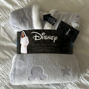 Disney Mickey and Minnie lounger with cozy hood